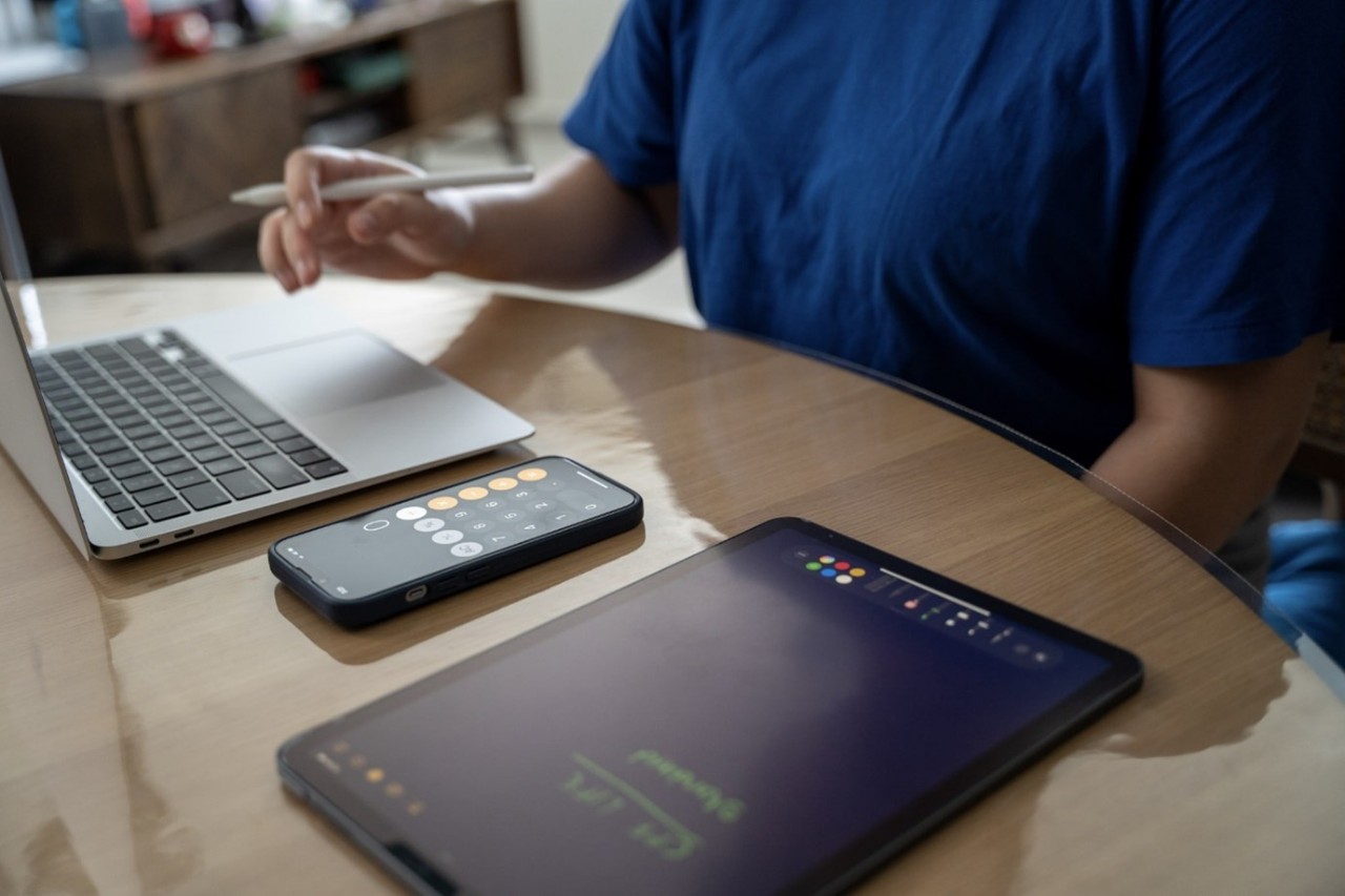 Picture of laptop and calculator